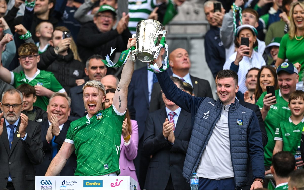 SportingLK's tweet photo. What A Day!

Time to celebrate💚

@LimerickCLG | #SportLK 

𝘎𝘈𝘈 𝘸/ 𝘕𝘰𝘦𝘭𝘴 𝘔𝘦𝘯𝘴𝘸𝘦𝘢𝘳👔 https://t.co/w27jDQaVdl