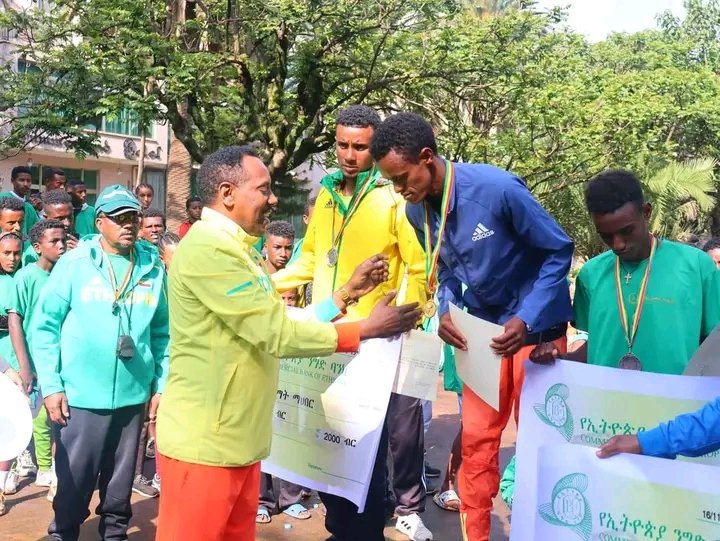 BahirdarC's tweet photo. በአማራ ልማት ማክበር /አልማ/ እና በባህርዳር ከተማ አስተዳደር ወጣቶችና ስፖርት መምሪያ አዘጋጅነት የ5 ኪሎ ሜትር ሩጫ የከተማ አስተዳደሩ አመራሮች  ፣አትሌቶች እና ሌሎች የስፖርት አፍቃሪያን ነዋሪዎች የተሳተፉበት ታላቅ ሩጫ ተካሄዷል። https://t.co/Pfy1ZCGVK4