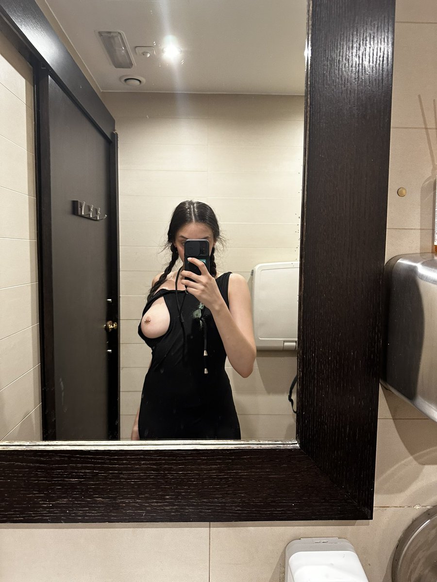 Por lo único por lo que me gusta el verano: llevar mono y desnudarme en baños random🤭