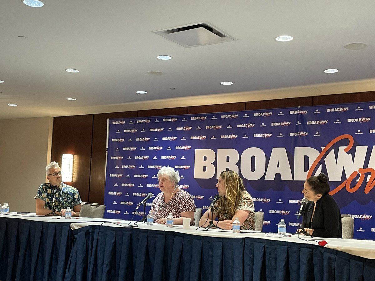 My final panel of the day (y’all, I am EXHAUSTED. I had to re-start this thread because I accidentally deleted it 😭) 20 YEARS OF WICKED! With OG cast member @BenDoesBROADWAY, production SM Marybeth Abel, swing Colby Q Lindeman, and Elphaba Jennifer DiNoia. 🧙‍♀️🧹