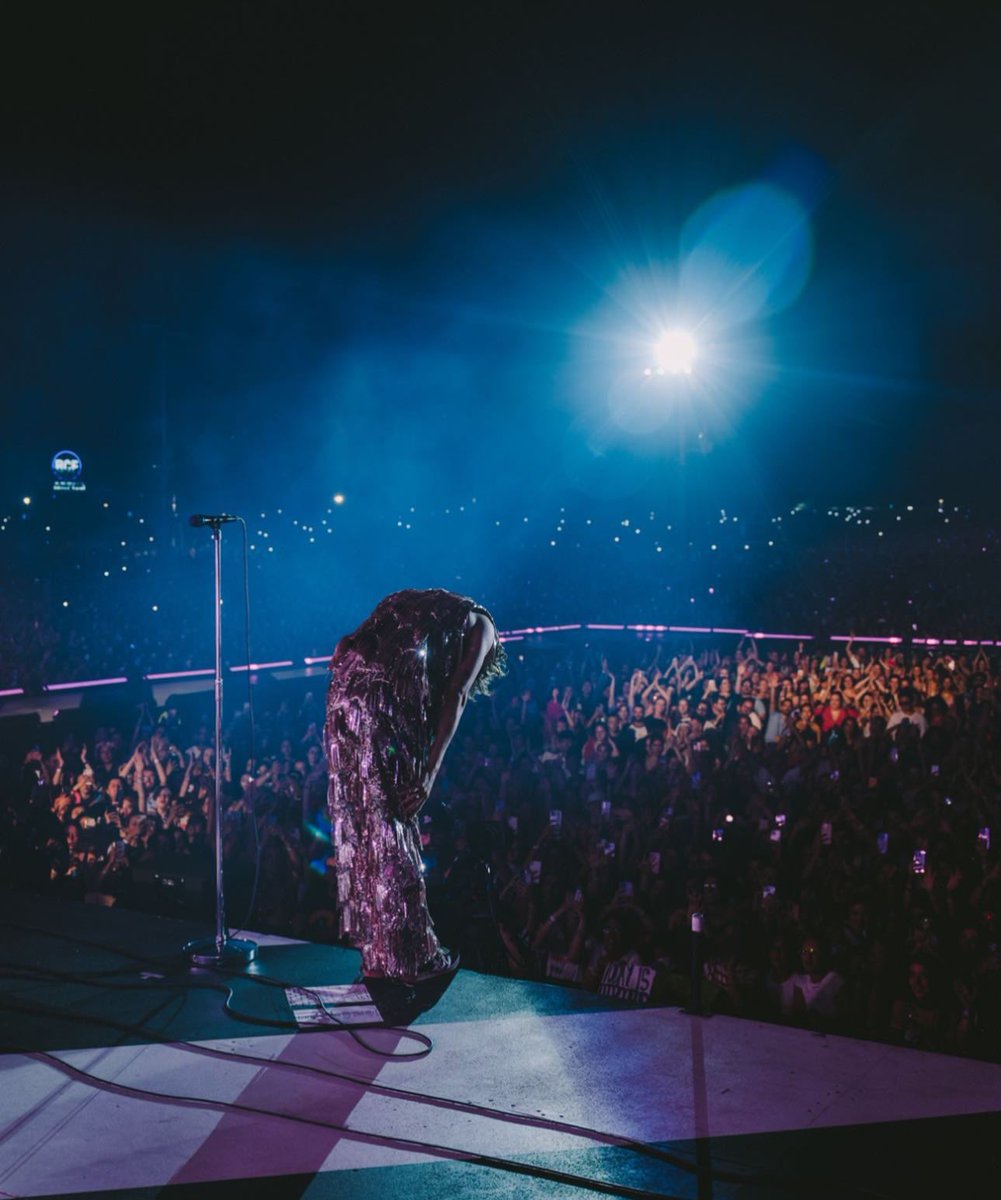 hsbandflorals's tweet image. Lloyd photographed Harry on stage for his final show 😔💗 #LoveOnTourReggioEmilia

via alessandro_michele