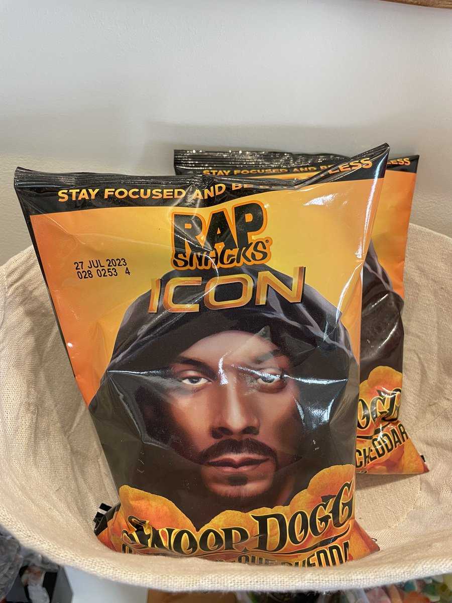 One, two, three and to the four. Snoop Doggy Dogg on a bag of chips is at the door? https://t.co/iHCMkxuc5n