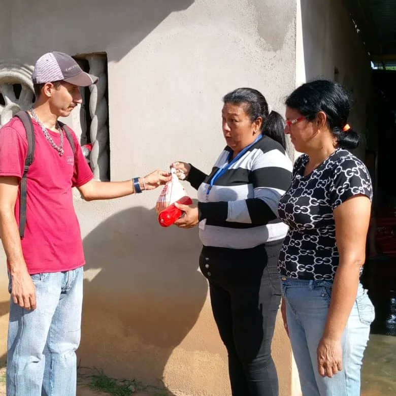 desdebolivar_'s tweet photo. #MunicipioPiar || Base de misión "Valle Alto", este fin de semana fue atendida por la Mision Alimentación, a través del despacho de #CombosClap y Proteína Animal, donde se beneficiaron 2995 familias.
Comunidades CLAP atendidas 10, en el punto y circulo de esta "BMS". https://t.co/bKW2CAUsKe