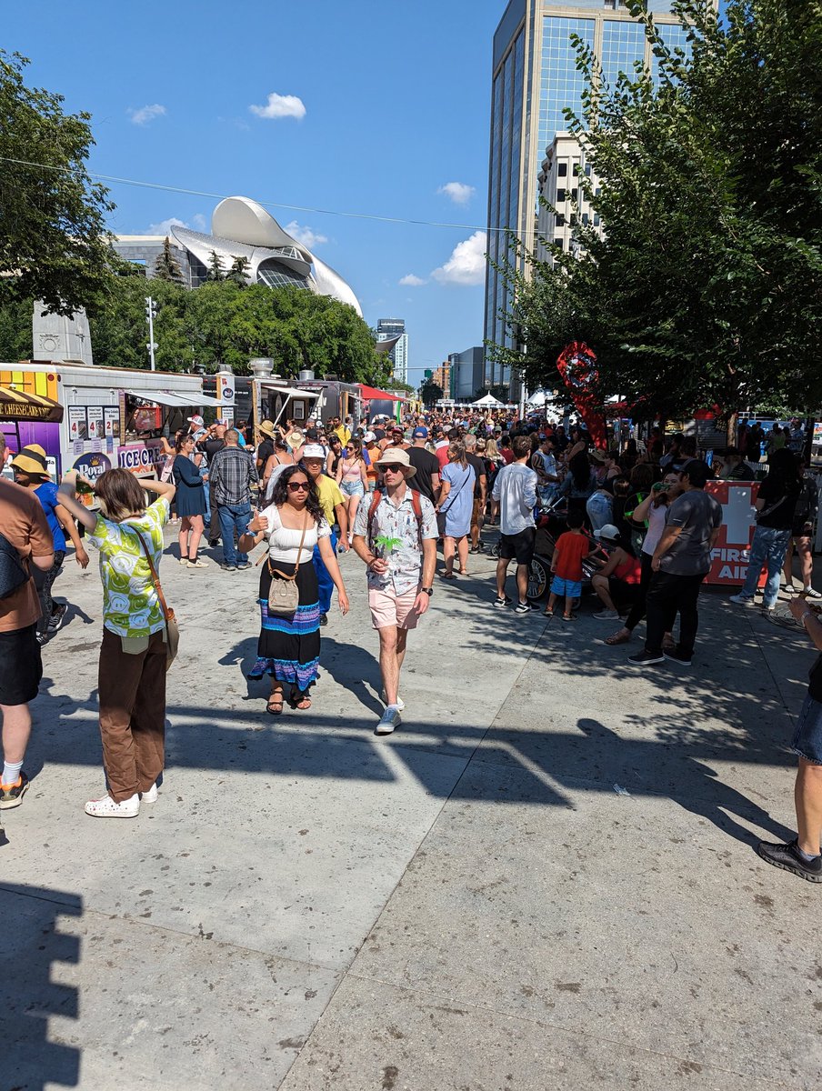 Ilivelearnteach's tweet photo. Taste of Edmonton!!! #meetmedowntown https://t.co/aiQRd7rnHb