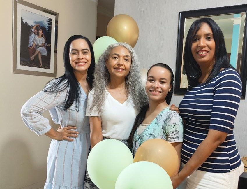Roxmartinezl's tweet photo. Felices😁compartiendo el cumpleaños de nuestra sobrina Jadeline🥳 Gracias Dios por un año más🥳
#Bendecidas
#Agradecidas
#Felices
#ADioslasgracias https://t.co/cnw3NFFC0Q