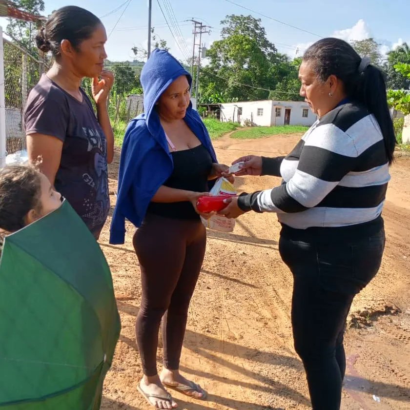 desdebolivar_'s tweet photo. #MunicipioPiar || Base de misión "Valle Alto", este fin de semana fue atendida por la Mision Alimentación, a través del despacho de #CombosClap y Proteína Animal, donde se beneficiaron 2995 familias.
Comunidades CLAP atendidas 10, en el punto y circulo de esta "BMS". https://t.co/bKW2CAUsKe