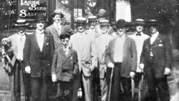 BusterKGifs's tweet image. How many faces do you recognize?
I know that there may be a #Damfino or three who may know if these are #ActorColony folk #Vaudville friends of the Keatons.
I see #BusterKeaton but Im not sure about the rest.