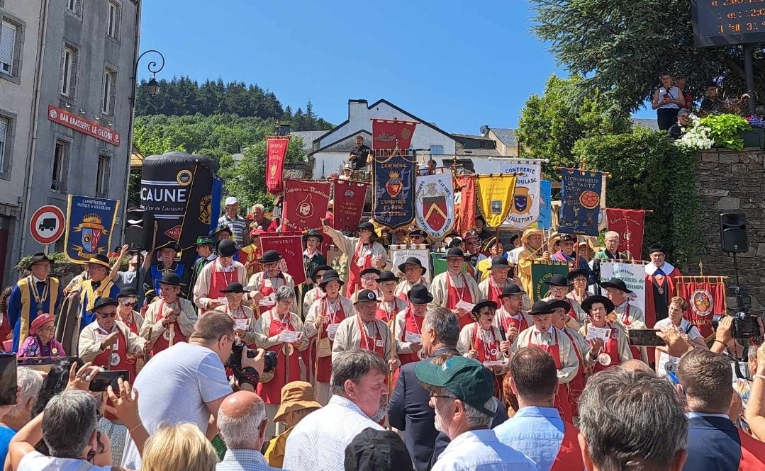 🐷 Très belle journée à la fête de la charcuterie de Lacaune en compagnie de mon collègue conseiller regional @BrunoTeh et de mon ami @Fr_Cabrolier  intronisé au sein de la Confrérie des Maseliers des Monts de Lacaune.

#Lacaune #Tarn #Occitanie