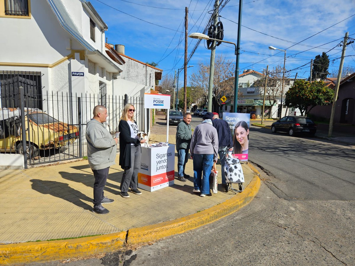 comitebeccar's tweet photo. Domingo en Beccar Este

Estamos en Pavon y Uruguay, charlando con los vecinos.

Vamos @PosseMacarena en San Isidro.
Vamos @gustavoposse y @diegosantilli en la Provincia. 
Vamos @horaciorlarreta y @GerardoMorales en la Nación.

#SigamosYendoJuntos https://t.co/mvZfpbvsNh