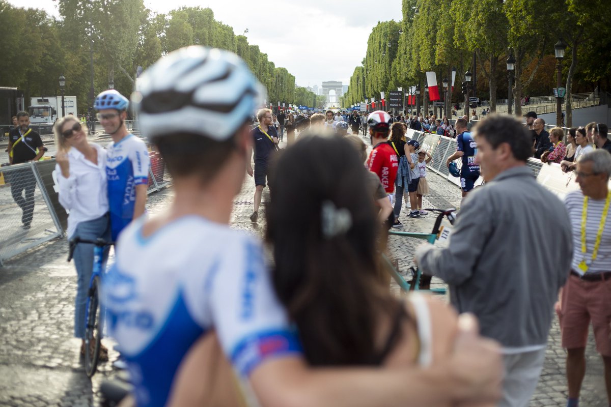 What a special way to end a gruelling <a href="/LeTour/">Tour de France™</a> 💙

#TDF2023
