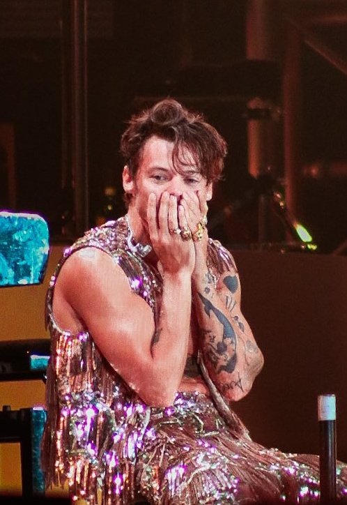 thestylesfandom's tweet photo. His arm. https://t.co/r8OHfTapxy