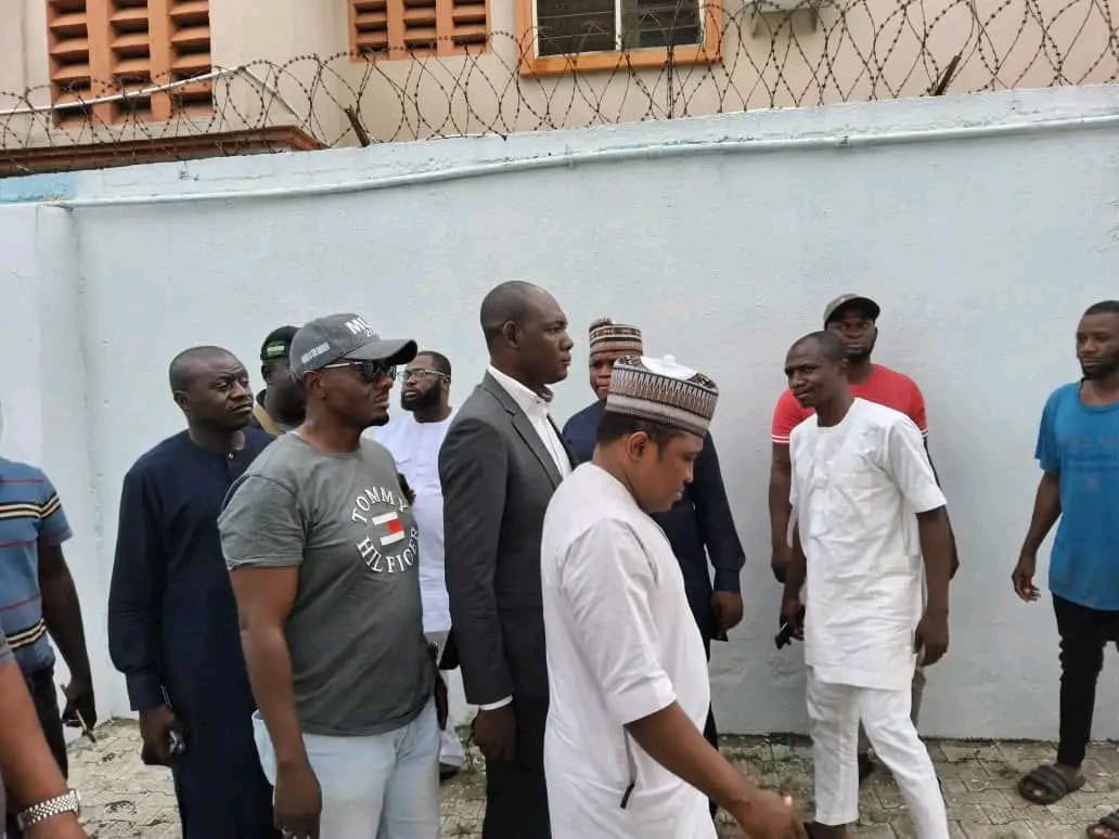 MuriSam2023's tweet photo. Alhaji Murtala Yakubu Ajaka visited the MuriSam campaign office in Lokoja today following the attack by some thugs exactly 2 weeks ago.
#voteSDP #VoteMuriSam https://t.co/tljzCOS7hs