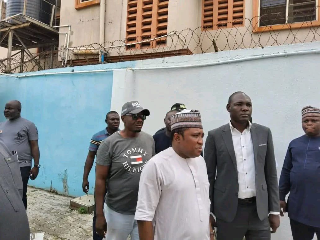MuriSam2023's tweet photo. Alhaji Murtala Yakubu Ajaka visited the MuriSam campaign office in Lokoja today following the attack by some thugs exactly 2 weeks ago.
#voteSDP #VoteMuriSam https://t.co/tljzCOS7hs