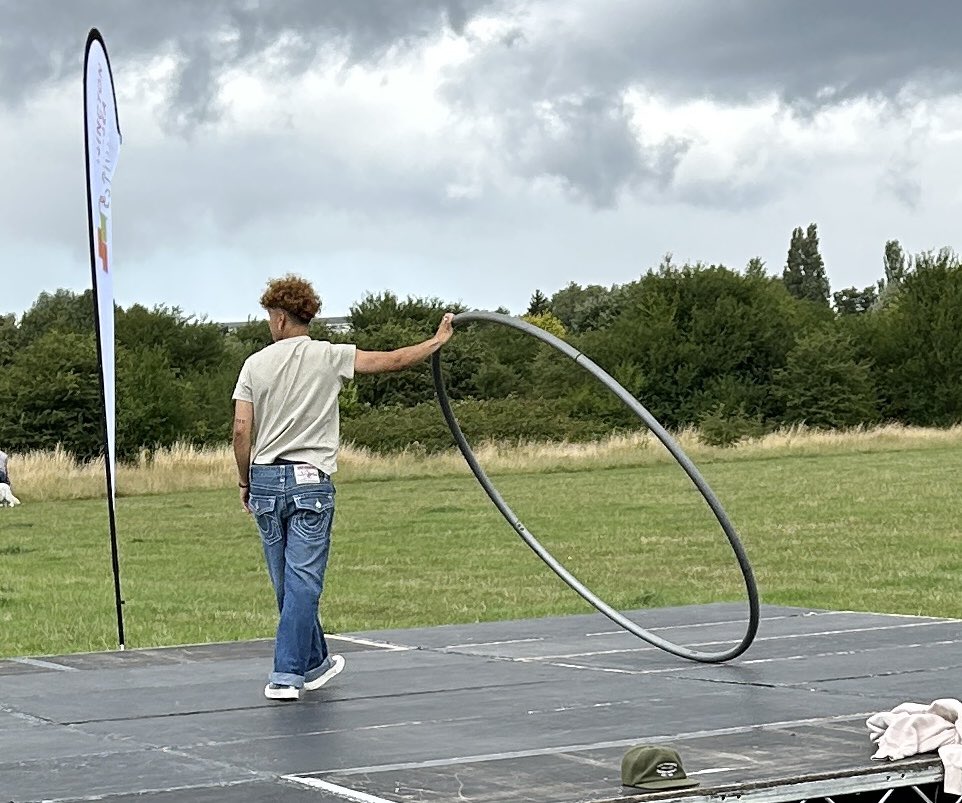 AnneHypnosis's tweet image. Ever felt you are going round in circles? Take a moment for yourself .#circles #hoolahoop #freshair #takeabreak #circusskills #relaxation #manyforms #many-ways