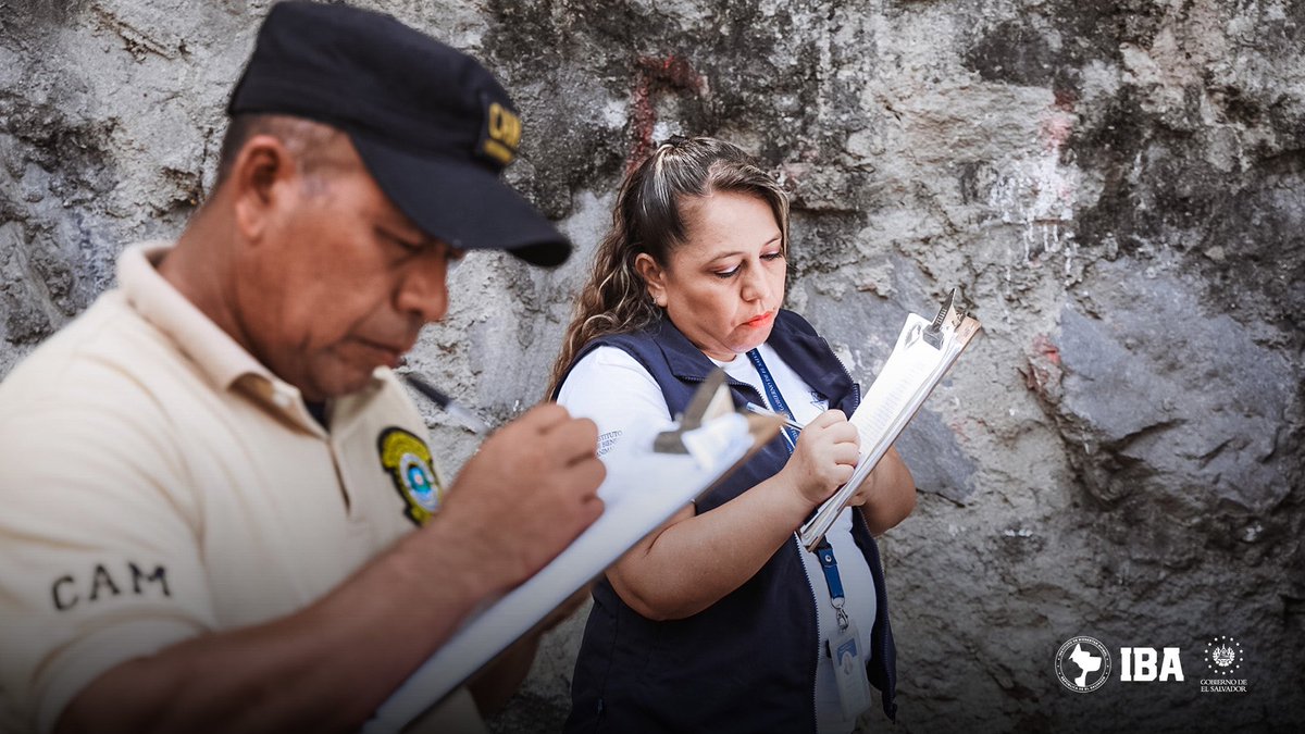ibaelsalvador's tweet photo. ASISTENCIA | Por indicación de nuestro presidente, @GABEHASH . Llegamos a Cuscatancingo para atender el caso de Payaso, un perrito comunitario de avanzada edad con lesiones en la piel y en mal estado de salud. Lo trasladamos a @chivopets donde está recibiendo asistencia médica. https://t.co/SdCBjQIbdI