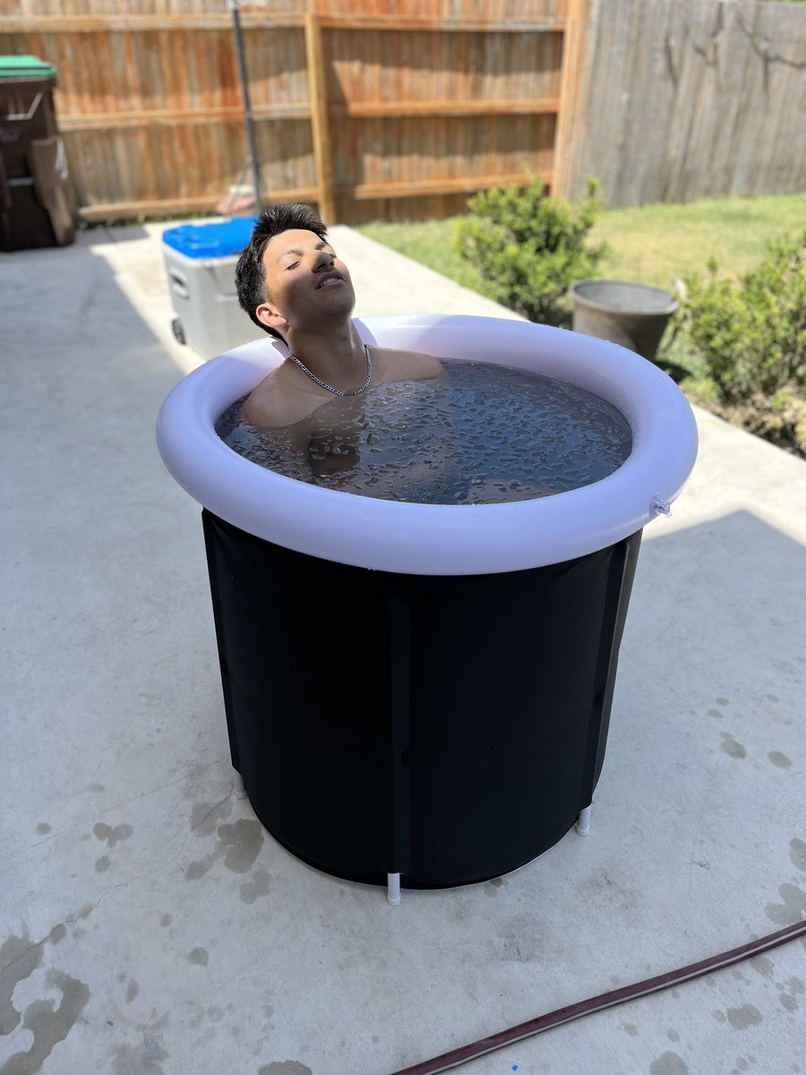 EverdayBaseball's tweet photo. After a team combine then adding a outdoor workout with his big brother @SilverbackTempl
This young man hops in ice plunge
#zerodaysoff https://t.co/MyFOznrCZy