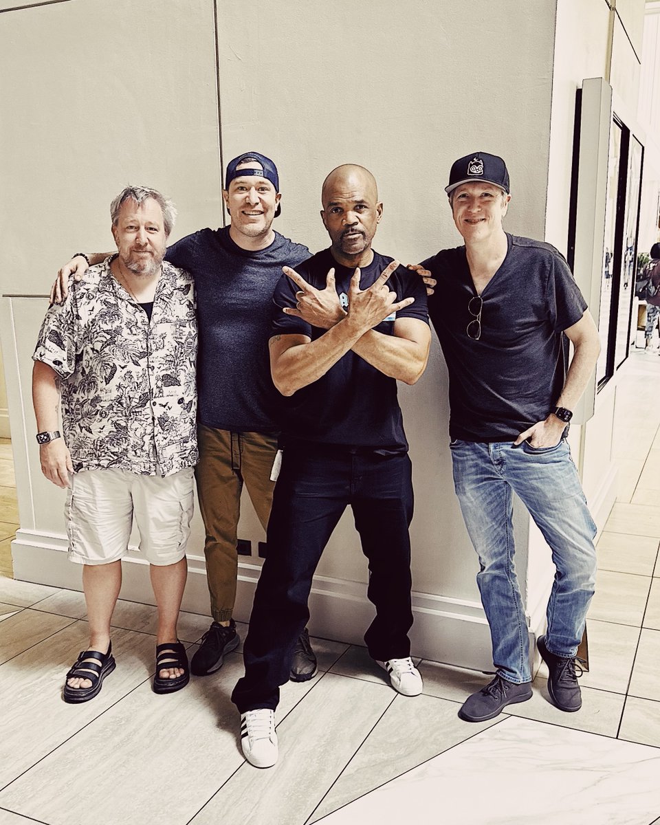 On the way back from #SDCC

The 🎤 is DMC!!!

Yes. THAT DMC!

@THEKINGDMC x <a href="/macroverse/">Macroverse ⚡️</a> Drops a New Verse.

Notifications - On!

x.com/ebenverse/stat…
