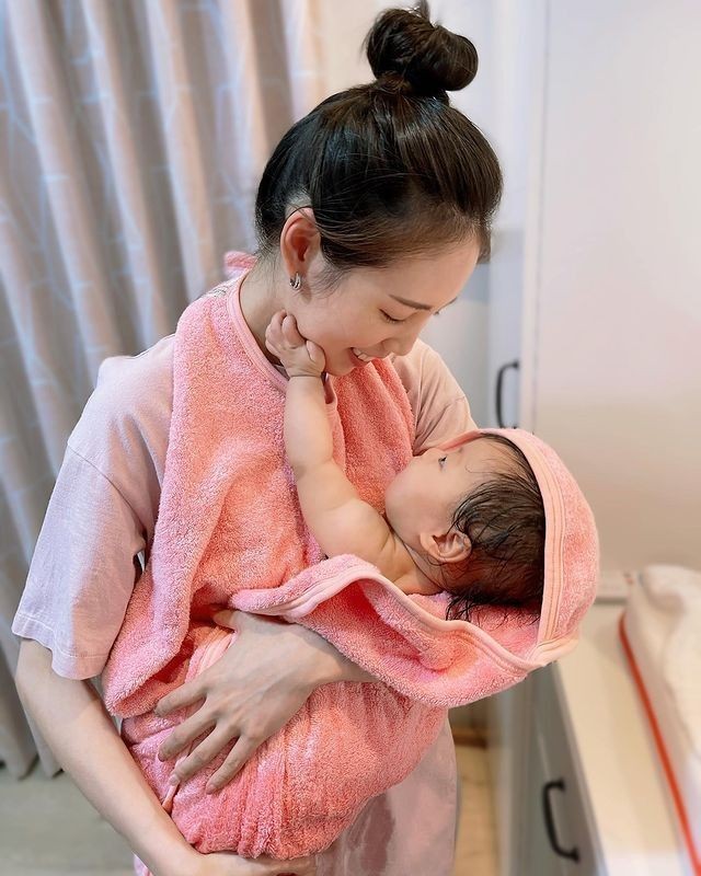 KangSeki's tweet photo. 「 #FirstmonthMaya #SySFAM 」
.ꜱᴇᴋɪ'ꜱ ᴅᴀɪʟʏ.
❤️ Adivinen quién cumplió un mes hace unos días ❤️
Estoy tan emocionado y enamorado de mis preciosas, Mi Samy se ve perfecta con Maya en sus brazos
Díganme si mi Maya no es lo más bello de este mundo 🤩 https://t.co/kLzkwdrcba