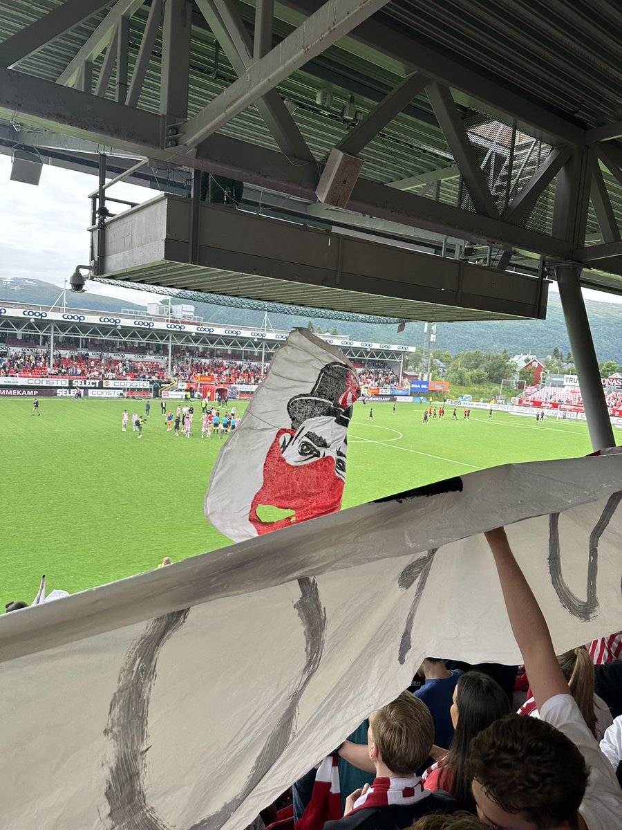 AsgilBrendis's tweet image. Førr enn klubb
Førr ett år
2 mål seier
Førr en perfekt slutt på uka
#overaltsammefaen