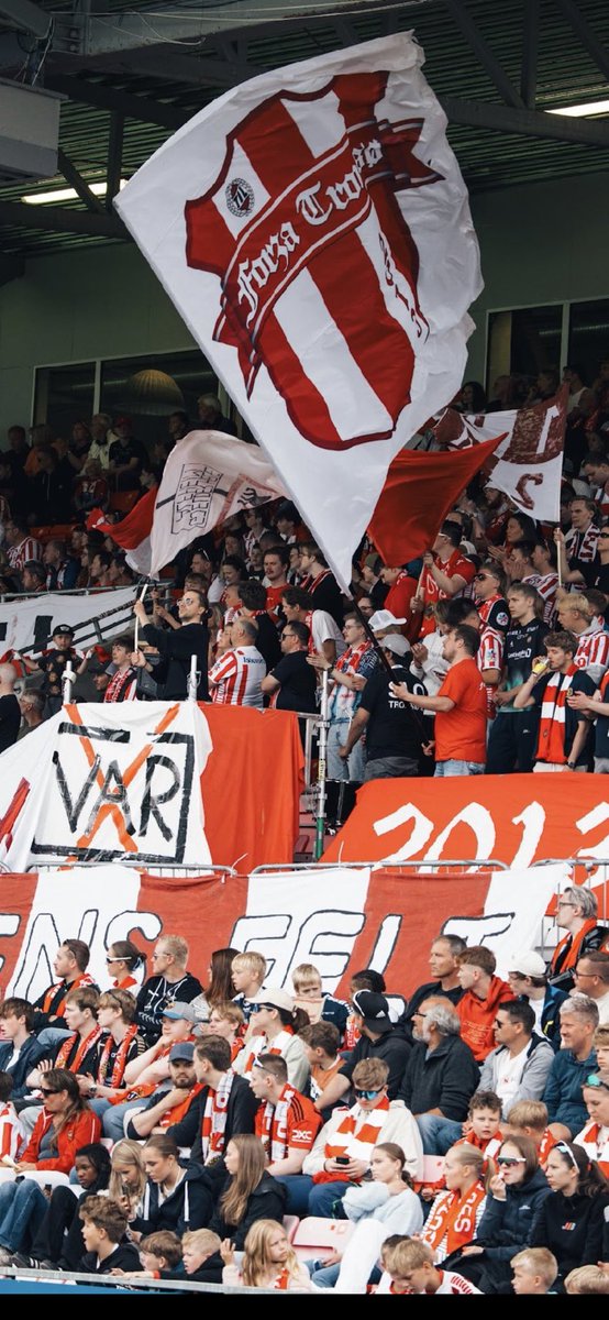 AsgilBrendis's tweet image. Førr enn klubb
Førr ett år
2 mål seier
Førr en perfekt slutt på uka
#overaltsammefaen