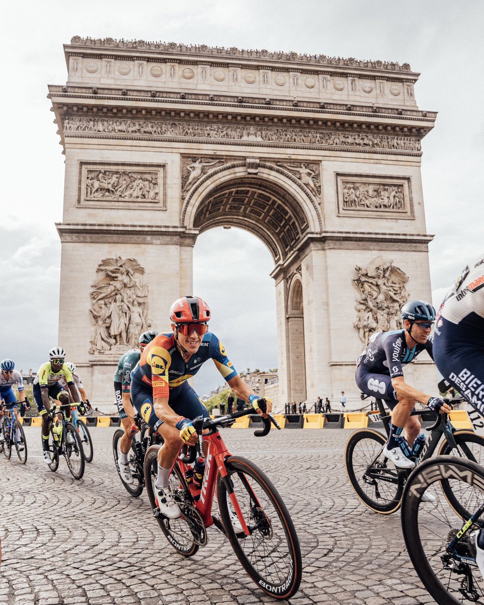 juanpelopez97's tweet photo. Y llegamos a París 💚 Muy feliz por haber acabado mi primer @LeTour 🤩 Aunque la salud no nos haya acompañado, han sido tres semanas inolvidables. Gracias a todos por el apoyo 🙏🏼Complimenti @giuliocicco1 ⚪️🔴 https://t.co/UrwsJQFdVl