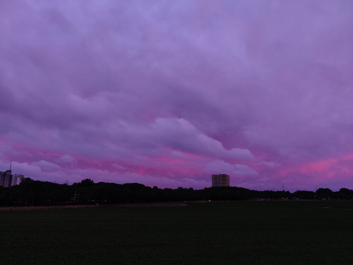 Bijzonder mooie zonsondergang  in Wageningen! <a href="/weermanrobert/">➡️ Robert de Vries</a> <a href="/Weerplaza/">Weerplaza.nl</a> <a href="/weeronline/">Weeronline</a> <a href="/helgavanleur/">Helga van Leur ☀</a> <a href="/mooieluchten/">mooieluchten</a>