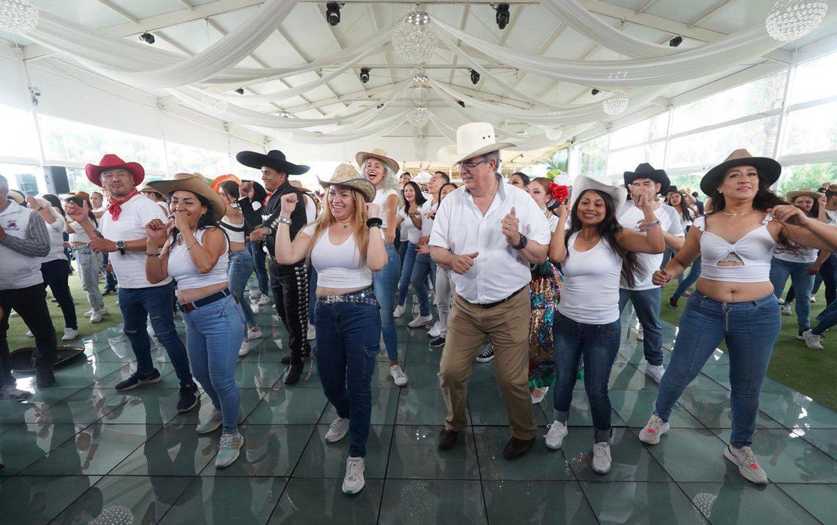 m_ebrard's tweet photo. Primera asamblea informativa bailando caballo dorado , súper animo este domingo en Naucalpan, Estado de México. https://t.co/1Z6AZw7SVK