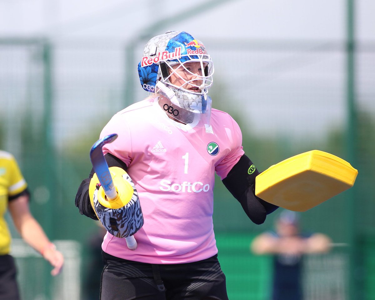 Back just in time for the release weekend🩷

Didn’t think I’d be back so soon, but proud &amp; happy to be on the pitch again with the girls 🍀🤍