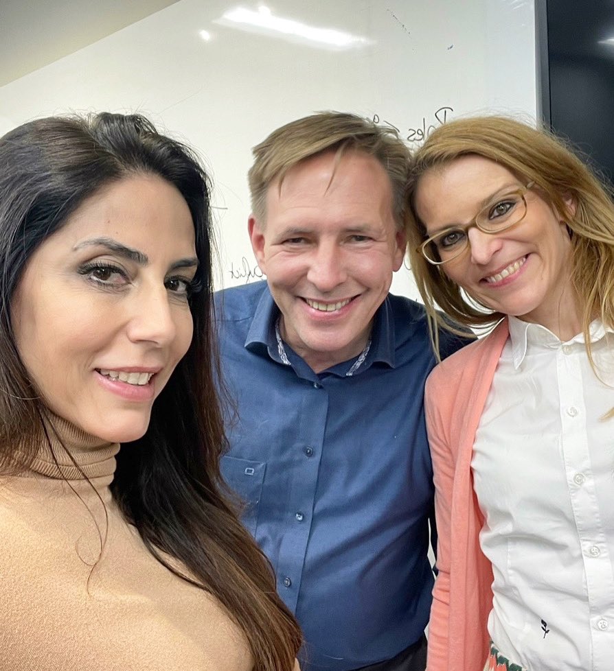 AbravanelSimone's tweet photo. Estudar auxilia  na minha sede por novidades! Curiosa por natureza, aprender constantemente acaba sendo um caminho a seguir! Amei as aulas com a Dr. Bianca  Schmitz e Jens Weinmann da ESMT Berlin. Amazing days! https://t.co/gAYEBvsakZ