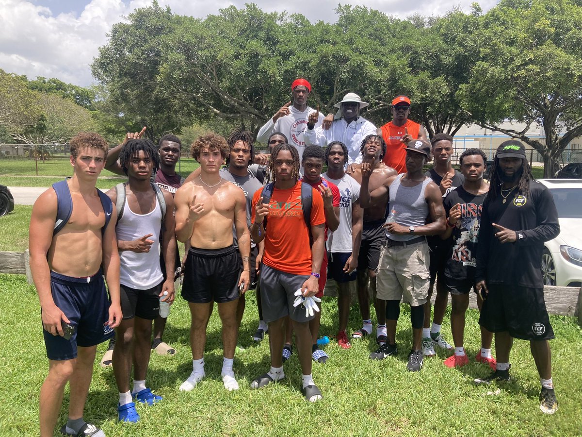 bazley_20's tweet photo. Great day to get some work in in south Florida @NPHS_Wolfpack @NPHSRecruiting @RecruitGeorgia https://t.co/4BPGD8BT0e