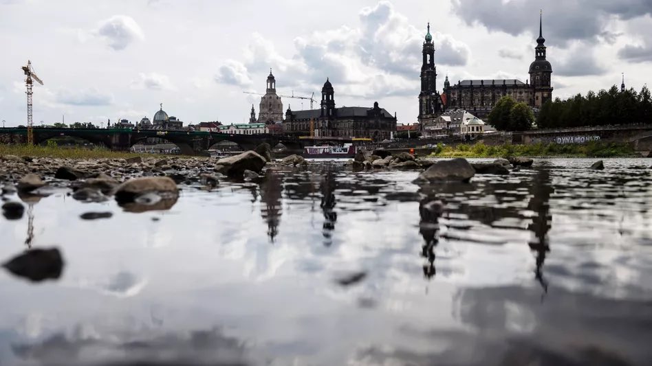 LoveGuerillero's tweet photo. 2019 hat #Dresden den #Nazinotstand ausgerufen, das ist leider damals sehr schnell im Sande verlaufen , die Warnungen und Vorzeichen waren also schon lange bekannt und erkannt, wie so häufig wird dann nicht nachgelegt, keine Handlungskonzepte entwickelt auch weil das systematisch von MP Kretschmer klein und weggeredet wurde, jetzt mittlerweile haben wir die Situation das nicht nur Dresden ,,Nazinotstand“ hat sondern sich dieser Notstand weiter über Dresden hinaus in ganz Ostdeutschland aber auch im Westen pandemisch ausgebreitet hat, es ist mir schleierhaft wie in Deutschland mit seiner Vergangenheit immer noch deutliche klare Warnzeichen, Entwicklungen bezüglich der Gefahren die vom Rechtsextremismus ausgehen, der Tatsache das 10 Jahre Faschisten im Bundestag leben nicht alles, wirklich alles unternommen wird und wurde einen ein Plan zu entwickeln dieser Gefahr für unsere Demokratie und FDGO unmissverständlich und deutlich entgegen zutreten. Glaubt die Politik insbesondere die #CDUCSU das sie mit dem Versuch die AfD rechts zu überholen, mittelfristig, langfristig Freiheit, Sicherheit und wirtschaftliche Stabilität für dieses Land sichern kann? Oder- und das scheint mir viel wahrscheinlicher, sind sie auf den Zug ins Verderben aufgesprungen, wenn es Deutschland schlecht geht , geht es der CDU gut?! Träfe das zu, unterscheidet sich die CDU von der AfD nur noch in der Anordnung ihrer Buchstaben im Parteinamen. https://t.co/eey1p86N0O