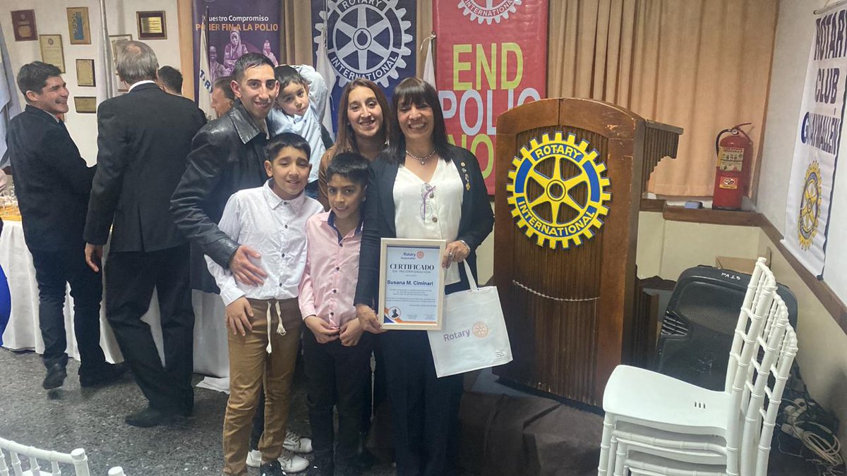 Gracias por el emotivo momento en Rotary Gllen .
Donde me reciben con tanto cariño, es una nueva etapa gracias por confiar en mi ser secretaria de Rotary es un honor .