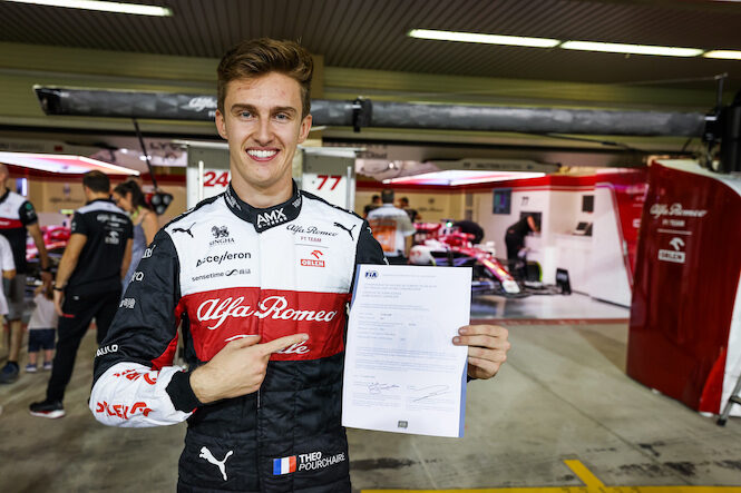 Formula0_versee's tweet photo. @mv33_formula0 VENCE DE PONTA A PONTA GP DO JAPÃO, LIDERANDO DESDE A SPRINT!!!! QUE DOMÍNIO DO HOLÂNDES DA @RBR_F0. ALGUNS FÃS JÁ ATÉ CONSIDERAM O PILOTO COMO CAMPEÃO APÓS ESSAS PRIMEIRAS RODADAS DOMINANTES!!!! @Yuki_Fzero CONQUISTA P5 SOMANDO 10 PONTOS!!!! 

Completam o pódio @FAlonsoF0 (@McLaren_ZERO) e @LandoNorris_F0 (@FerrariFZero) que conquista seu primeiro pódio pela scuderia.

Theo Pourchaire (@AlfaRomeo_F0)  impressionante termina em P4!!! 

Mick Schumacher (@F0_HAAS) e @LewisHamilton0F (@Mercedes_F0) aproveitam de seus pneus bem mais novos pra ganhar algumas posições nessas últimas voltas, e sobra apenas decepção para @CharlesLecF1V e @georgerussellf0 (@Mercedes_F0) que tiveram muito azar com safety car!!!