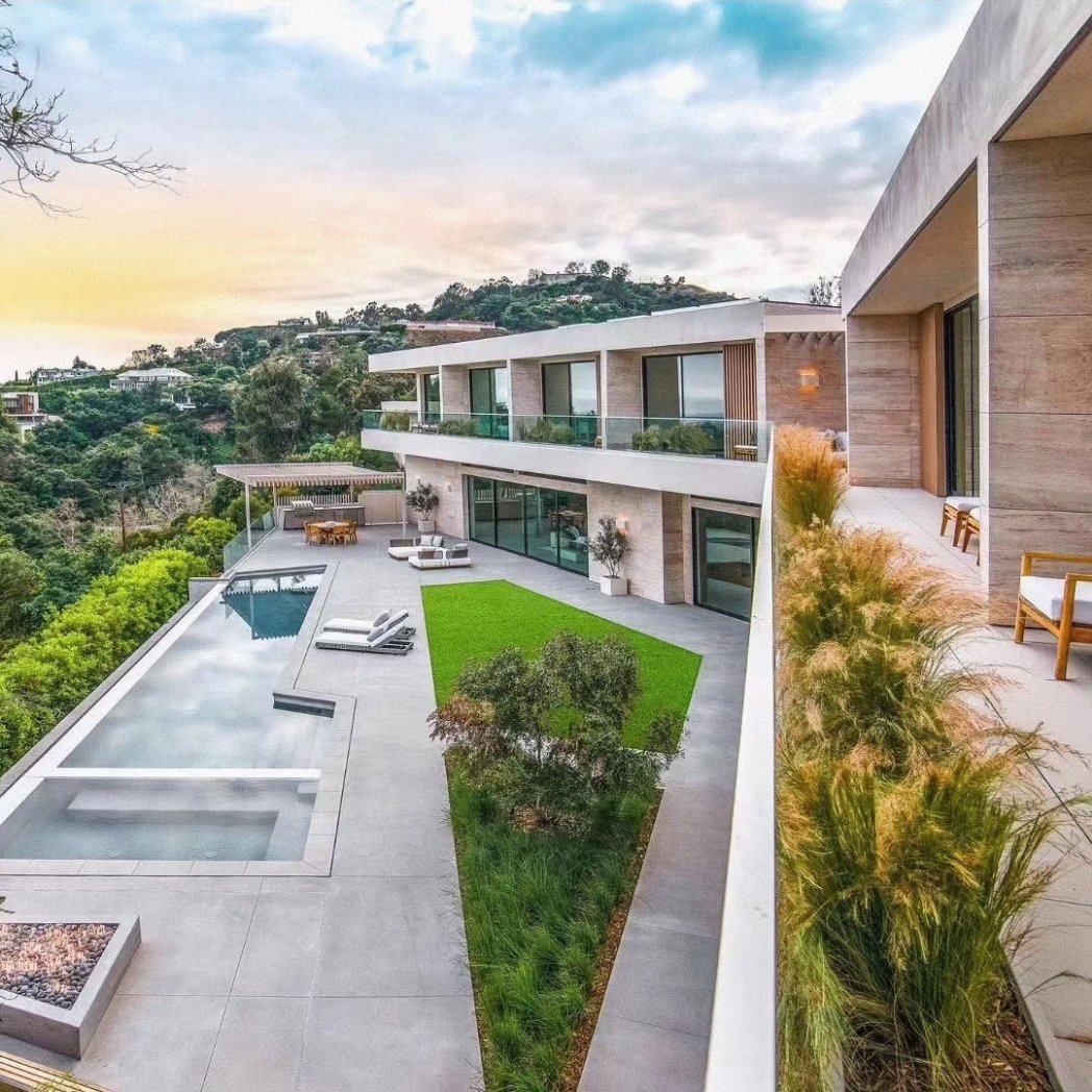 theulthouse's tweet photo. Los Angeles infinity pool 🏊♾️ https://t.co/0g3Gy6pJjg
