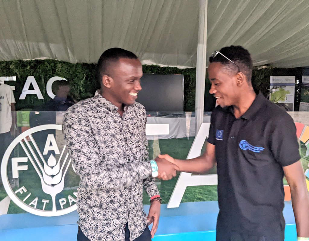 'Imfura zitinda kubonana, ntizitinda kumenyana' Such an enchanting encounter @harerimana_tito during #RwandaAgriShow2023
Join #Huzatweeps #twitterevent (25July, 3 p.m.) to connect/hang out with #imfura #AgInfluencers