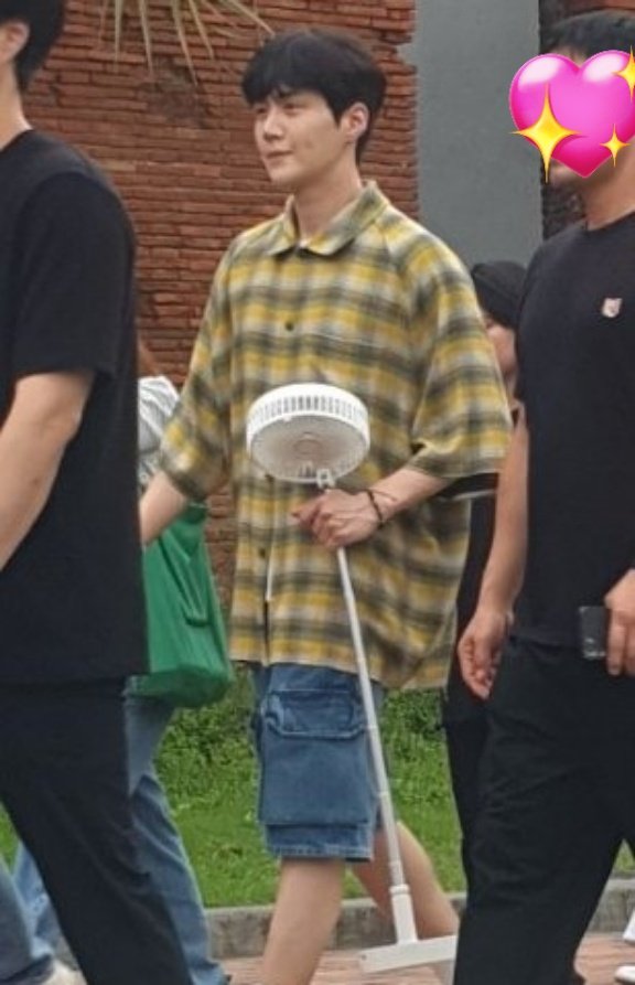 Seonho and his fan 😌😂

      From here                          To   here