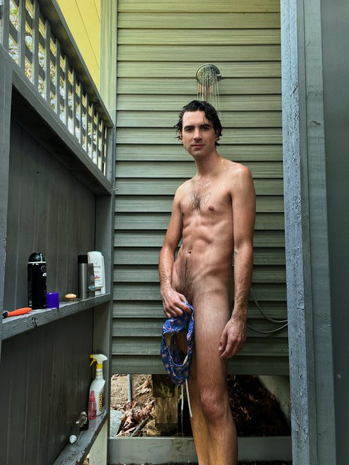 I love an outdoor shower 🧼 https://t.co/UDFPhIeJim