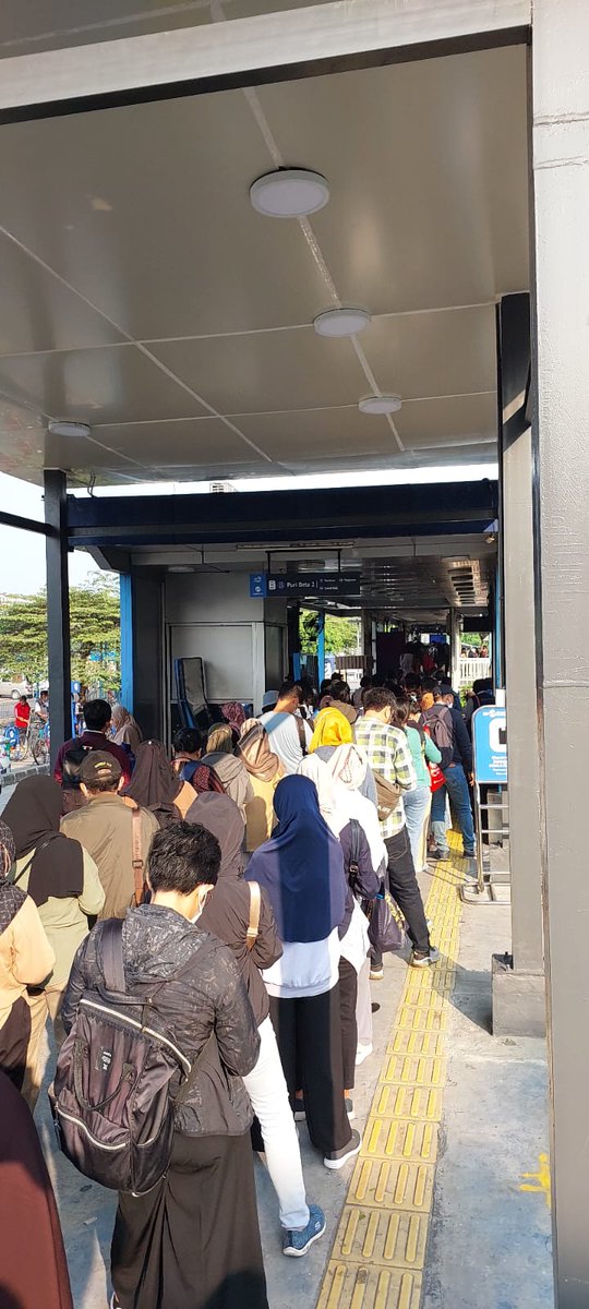 iisakar's tweet photo. Bgm ini ? TJ koridor 13 kosong !!!
@PT_Transjakarta 
@DKIJakarta 
@kemenhub https://t.co/XDOabR3aa8