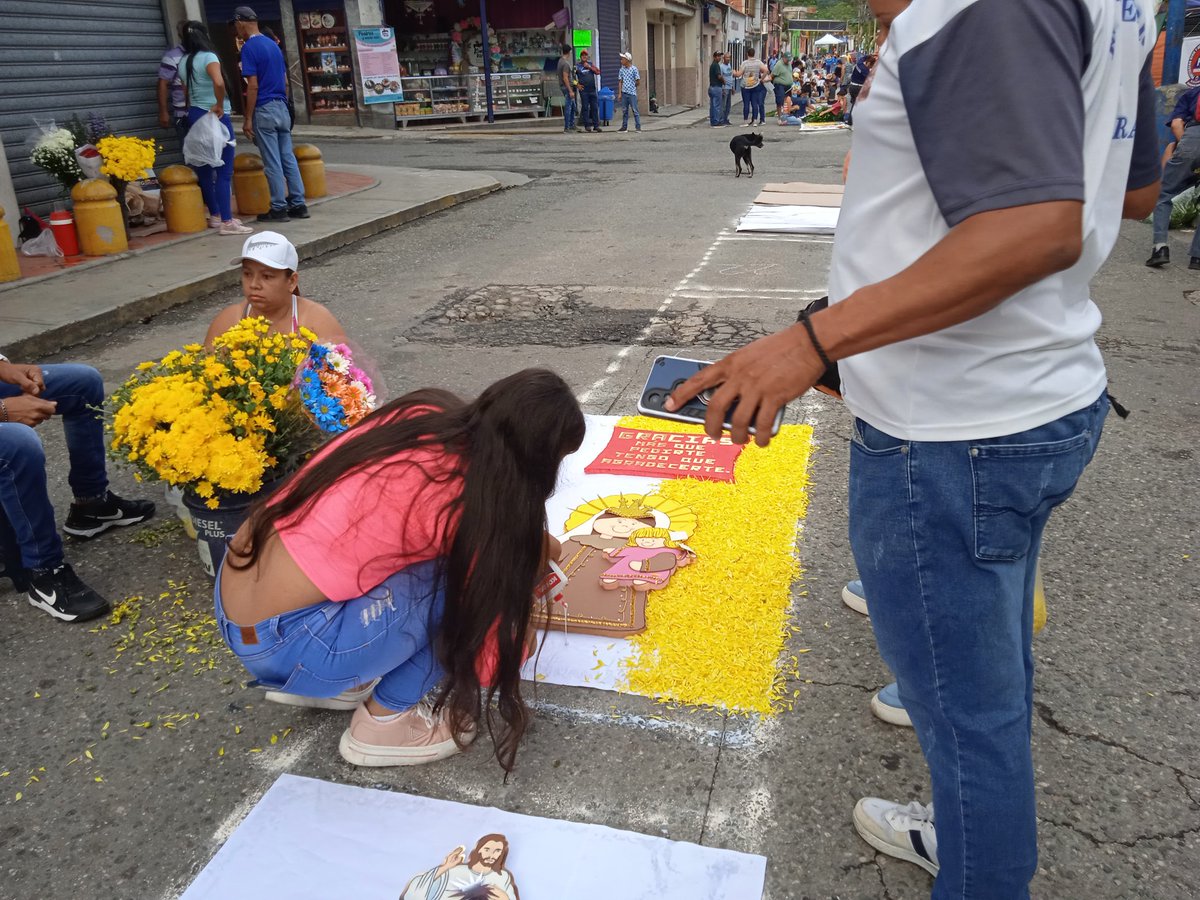 Nos encontramos con Samuel Berroterán en #Araira dónde se está realizando las Alfombras de Flores en honor a la Virgen del Carmen.
 👀 curiosoteatro.com
#Venezuela #GestiónCultural #PeriodismoCultural #Periodismo #Noticias #ULTIMAHORA #Caracas #Guatire
#UniónRevolucionaria