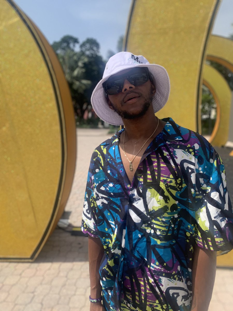 OneSwayze's tweet photo. Watching church on the beach felt better than meditation 🏝️ I’ve been on a different vibe.. it feels really elevated .. 🔥🛸 #SLRG https://t.co/A5V0ijnHhs