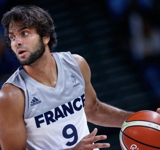currypistonn's tweet photo. Tony Parker with hair feels so wrong 😭 https://t.co/KuPnPzjhwh
