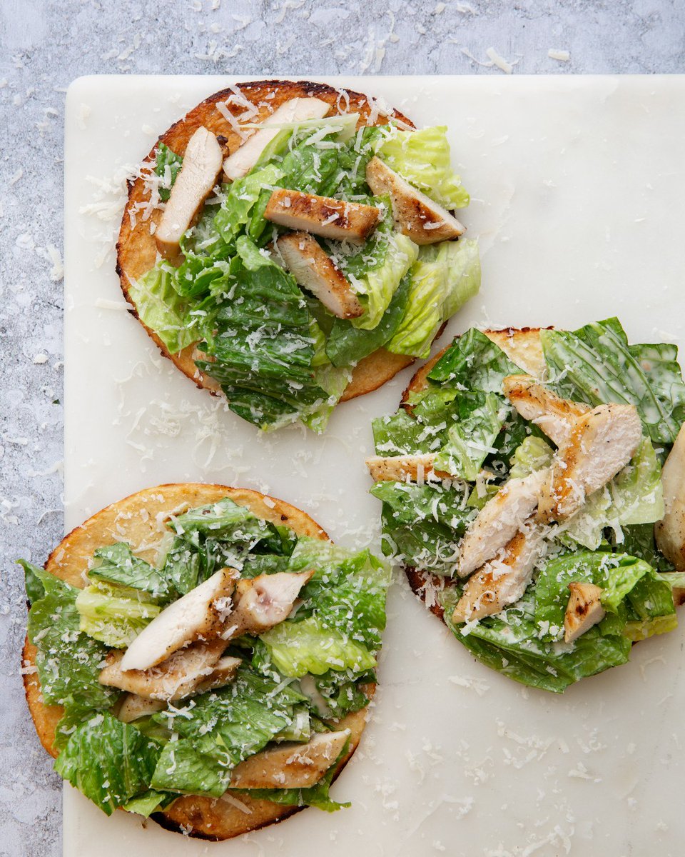 On the search for the perfect caesar wrap? Look no further! Our flatbreads pack the crunch and flavor that completes any good caesar wrap🥗  Try it today and let us know your thoughts!