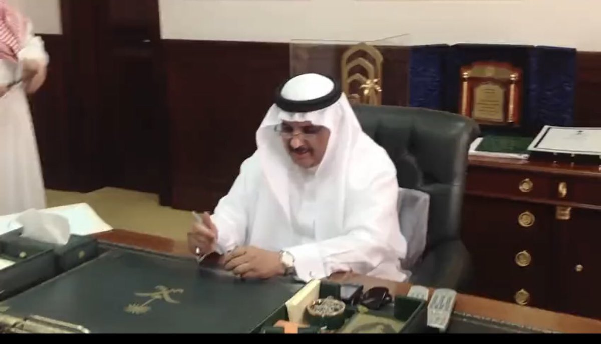 لحظات شخصية لا تنسى …قبل عشر سنوات.. آخرساعةفصلت بين سنوات طويله في الخدمة العامه وبين إستقبال حياة التفرغ الخاص للنفس والعائله والأحفاد، رحم الله والدي ووالدتي وموتى المسلمين ،كانت وصية أبو عامر لي عندما رشحت للعمل في تبوك ( حط مخافة الله بين عيونك في كل وقت وترى العمل لك اليوم