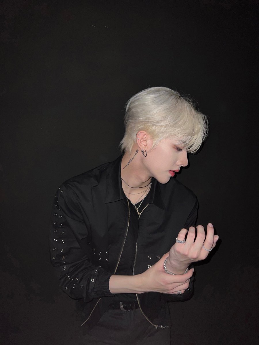 shenrikc's tweet photo. ㅤ
            #𝐑𝐢𝐜𝐤𝐲 { ୨♡୧ } 𝐆𝐨𝐨𝐝 𝐍𝐢𝐠𝐡𝐭

@ _ :: Анён! сегодня немного о ZB1, которые усердно работают над debut ! 🎶
сегодня у меня total black look, и это мой favorite цвет. на съёмках мы funny проводим время, частики процесса на аккаунте аг! sweet dreams, кьют🖤 https://t.co/sjuTNPtmOO