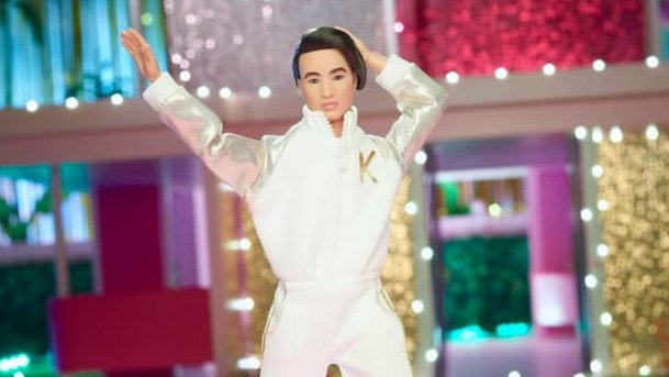 BarbieRPMovie's tweet photo. #BarbieRP ™  › Update › Dolls!
The Barbie dolls for  Ken In White And Gold Tracksuit, Gloria Wearing Pink Power Pantsuit, Ken Wearing Denim Matching Set and Ken Wearing Pastel Striped Beach Matching Set. Grab your favorite! 🌷🫧💭 https://t.co/lg4FEcGTkr