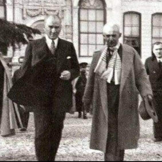 solcugazete's tweet photo. Türk milletinin, ana yurdunun hiçbir köşesinde esir olmadan yaşayacağını dünyaya kabul ettirdiği Lozan Antlaşması, 100 yıl önce bugün imzalandı. 🇹🇷 https://t.co/5dzkYztNrX