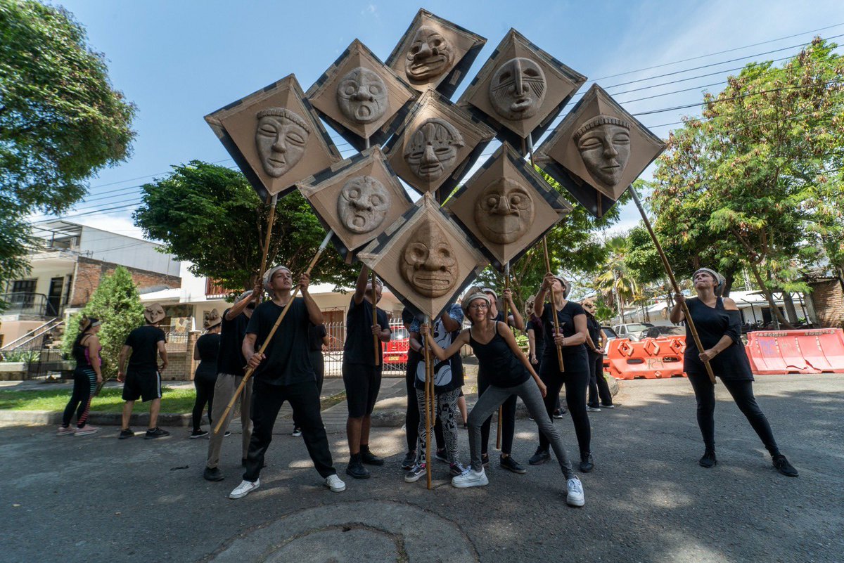 FITeatroCali's tweet photo. Culminó el primer taller del componente pedagógico del @FITCALI 2023, a cargo del maestro William Ruano.🎭🐉

Los resultados de este taller serán expuestos en el Parque Artesanal Loma de la Cruz el próximo 30 de julio a las 4 y a las 6 p.m. 🗓️ https://t.co/SricmSyBIK