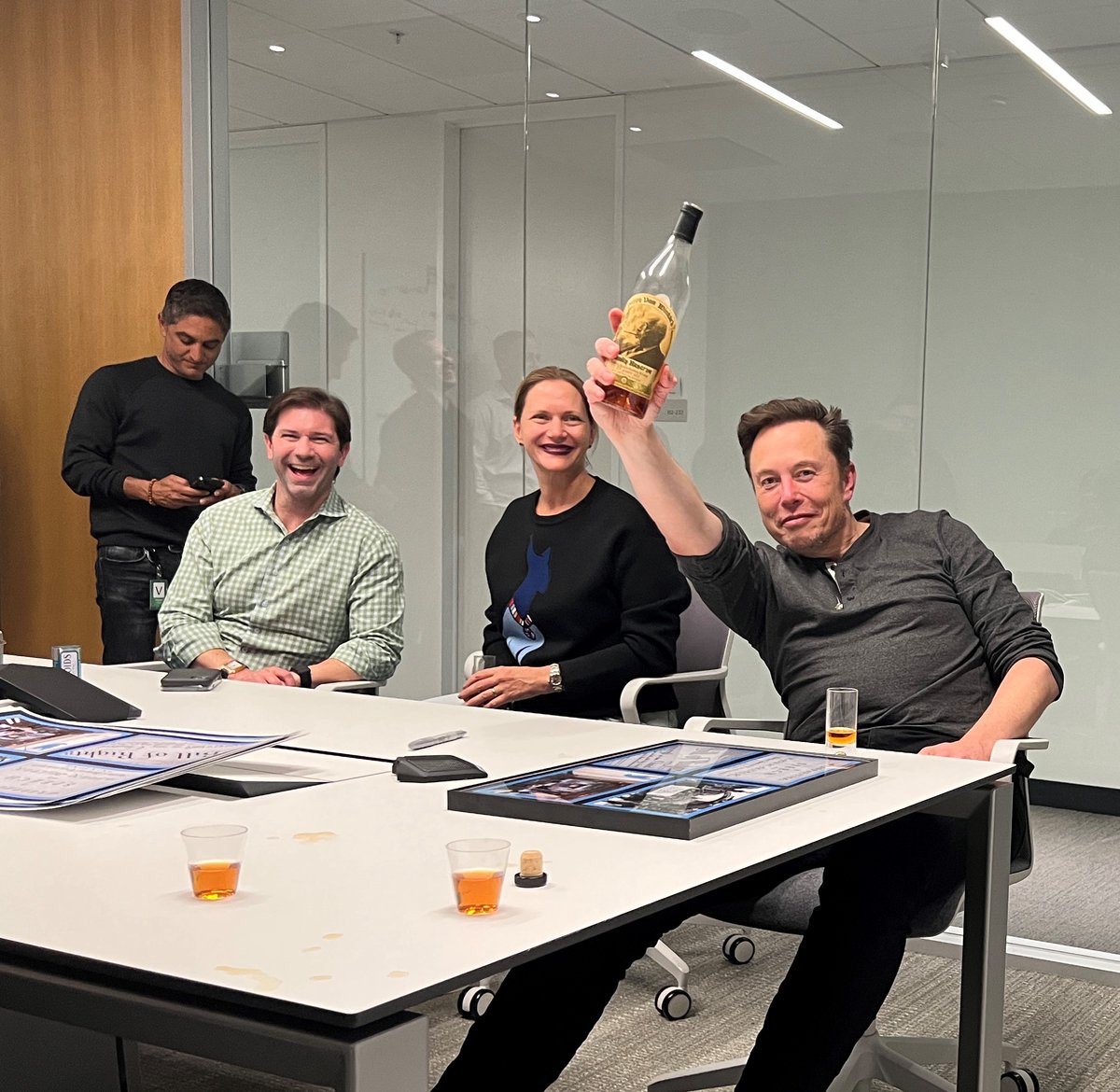 Elon Musk comemorando após a mudança da logo do Twitter para X