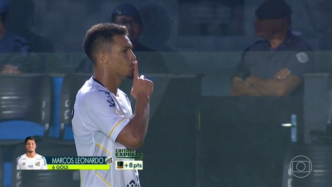 laisafin1's tweet photo. imagina pedir silencio com o estadio vazio e em seguida tomar dois gols com seu time correndo risco de rebaixamento kkkkkkkkkkkkkk é o marcos leonardo menino da vilaaa https://t.co/nmxuZqc45v