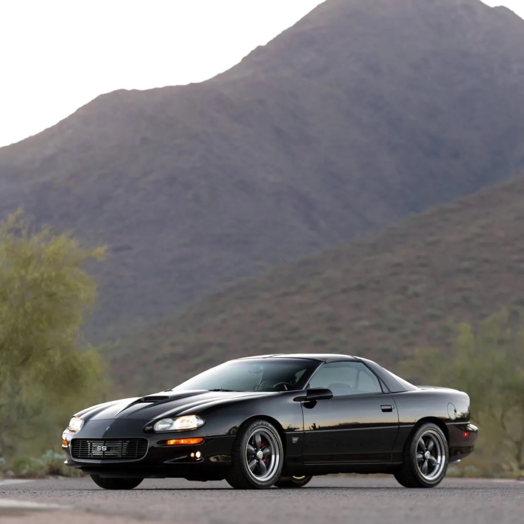 Bringatrailer's tweet photo. This 2001 Chevrolet Camaro is an Intimidator SS example fitted with the GMMG Phase 2 Performance Package and powered by a 5.7-liter LS1 V8 mated to a six-speed manual transmission and a limited-slip differential. It’s listed now with no reserve on BaT:
https://t.co/Huo7tfAu20 https://t.co/aNXnwp5mIM